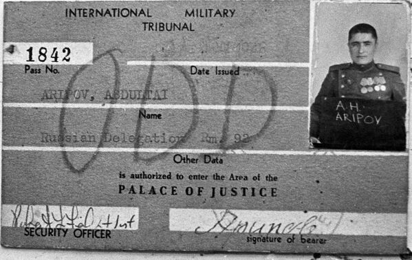 Пропуск солдата Абдултая Арипова в Нюрнбергский Дворец юстиции - Sputnik Moldova-România