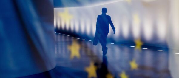 Отражение мужчины на фоне флага ЕС - Sputnik Moldova