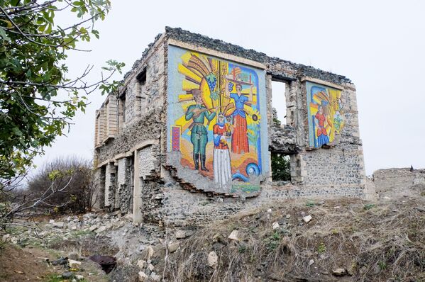 Разрушенное здание Музея хлеба в Агдаме - Sputnik Молдова