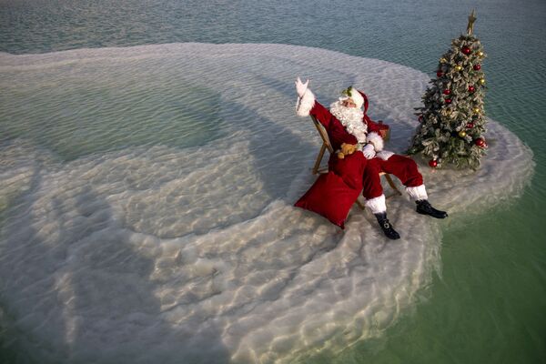 Санта-Клаус возле рождественской елки на Мертвом море - Sputnik Молдова