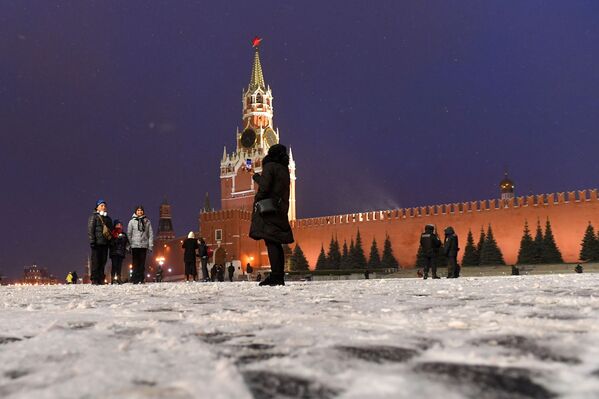 Прохожие на Красной площади в Москве - Sputnik Moldova