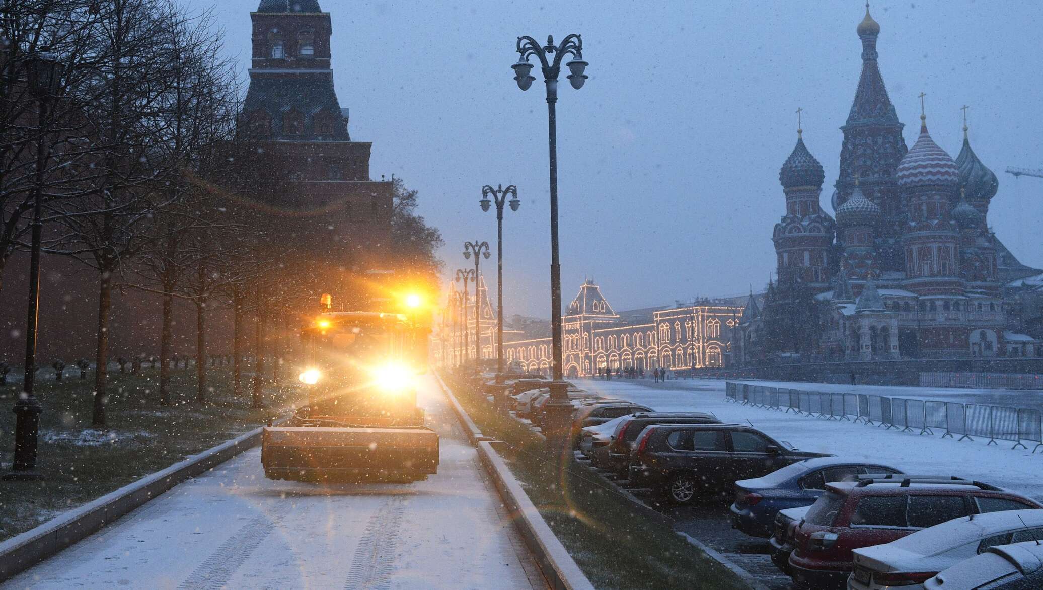 Пошел на москву. Москва зимой. Снег в Москве. Снегопад в Москве. Снег в Питере.