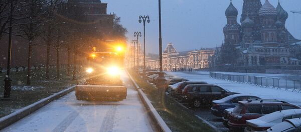 Уборочная машина на Васильевском спуске в Москве Уборочная машина на Васильевском спуске в Москве - Sputnik Молдова