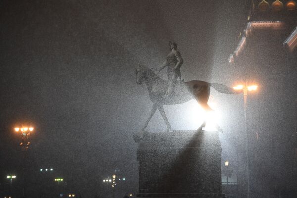 Памятник маршалу Г. К. Жукову на Манежной площади в Москве - Sputnik Moldova