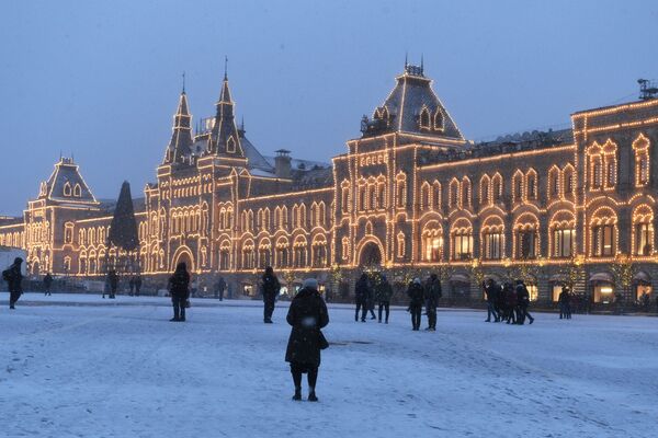 Прохожие во время снегопада на Красной площади в Москве - Sputnik Moldova