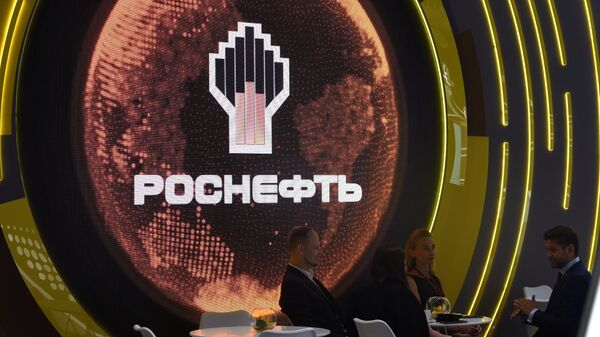 Russian Rosneft oil company's logo - Sputnik Moldova-România