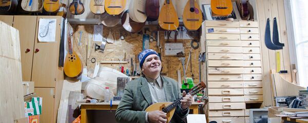 Atelierul lutierului Nicolae Dron din satul Gura Galbenei  - Sputnik Молдова