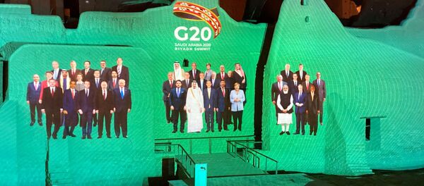 Проекция «семейного фото» для ежегодного саммита лидеров G20 на дворец Салва в Ат-Турайфе - Sputnik Moldova