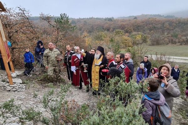 Установка у подножия горы Мангуп памятного креста, а также информационных щитов с житием молдавского господаря Штефана Великого. - Sputnik Молдова