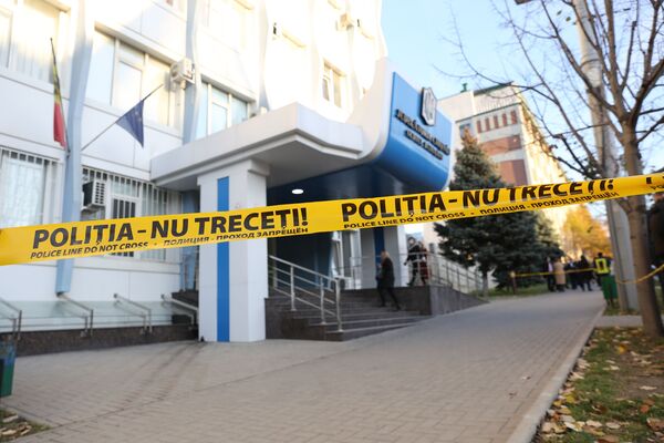 FOTO: Alertă cu bombă la Judecătoria Chișinău FOTO: Alertă cu bombă la Judecătoria Chișinău - Sputnik Moldova