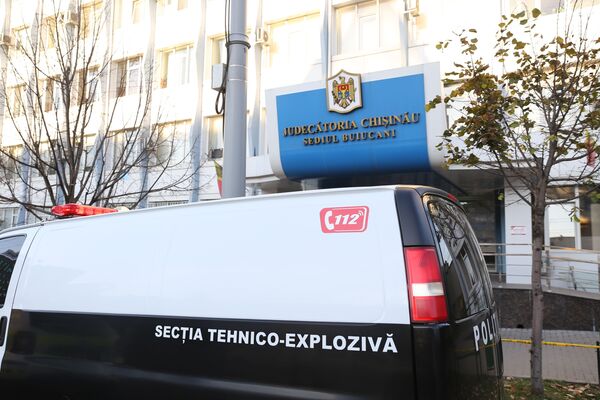 FOTO: Alertă cu bombă la Judecătoria Chișinău FOTO: Alertă cu bombă la Judecătoria Chișinău - Sputnik Moldova