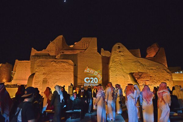 Логотип G20 проецируется на историческое место аль-Тариф в столице Саудовской Аравии Эр-Рияде - Sputnik Молдова
