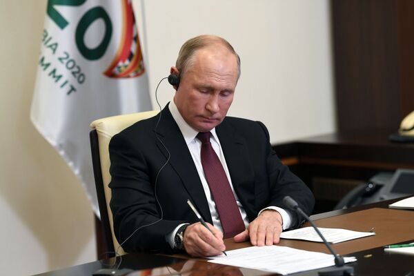 Президент РФ Владимир Путин принимает участие в работе саммита Большой двадцатки  в режиме видеоконференции - Sputnik Молдова
