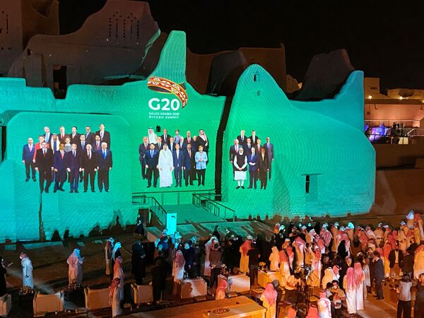 Проекция Семейного фото для саммита лидеров G20 на дворец Салва в Ат-Турайфе, Саудовская Аравия - Sputnik Молдова