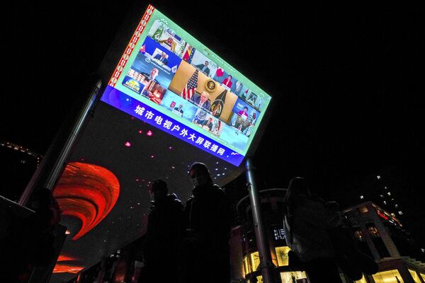 Экран с трансляцией саммита G20 на улице Пекина - Sputnik Молдова