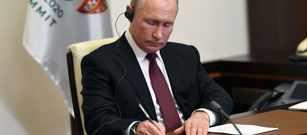 Президент РФ Владимир Путин принимает участие в работе саммита Группы двадцати в режиме видеоконференции - Sputnik Moldova