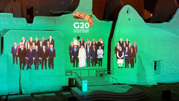 Проекция «семейного фото» для ежегодного саммита лидеров G20 на дворец Салва в Ат-Турайфе - Sputnik Moldova-România