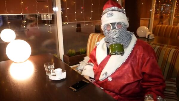 Moș Crăciun în mască anti-gaz și online. Actorii de Anul Nou caută modalități de ași păstra profesia pe timp de pandemie - Sputnik Moldova