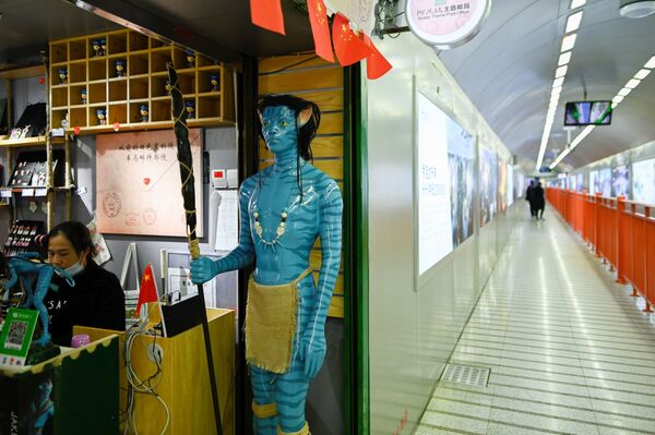 A model of an Avatar at the entrance of an Avatar-themed post office in the corridor leading to the Bailong Elevator in Zhangjiajie, China's Hunan province.  - Sputnik Moldova-România