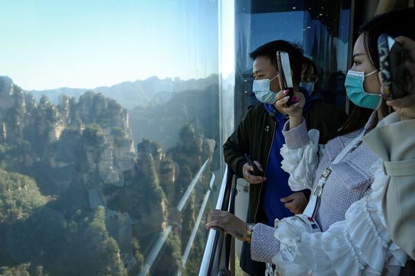 Tourists take pictures of the scenery as they ride the Bailong Elevator in  Zhangjiajie National Forest Park, China's Hunan province. - Sputnik Moldova-România