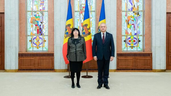 Президент Молдовы Игорь Додон и новый посол Австрийской Республики в РМ Стелла Аваллоне - Sputnik Молдова