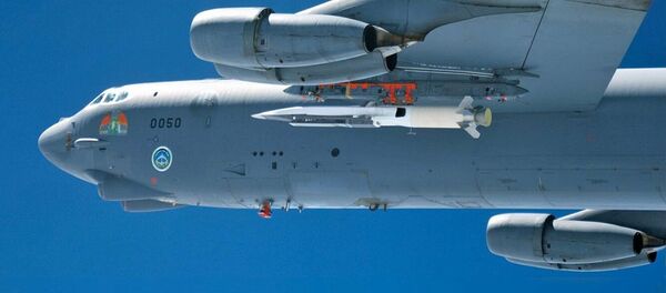 Самолет ВВС США B-52 Stratofortress с крылатой ракетой X-51A Самолет ВВС США B-52 Stratofortress с крылатой ракетой X-51A - Sputnik Moldova