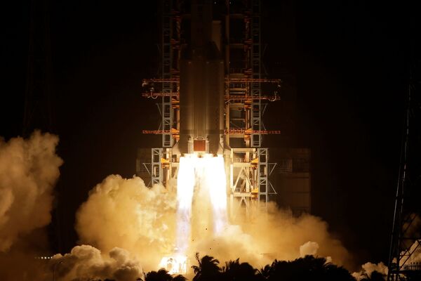 Ракета Чанчжэн-5 с лунным зондом Чанъэ-5 взлетает с космодрома Вэньчан, Китай - Sputnik Молдова