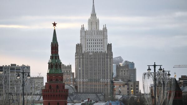 Здание Министерства иностранных дел РФ и Водовзводная башня Московского Кремля - Sputnik Молдова