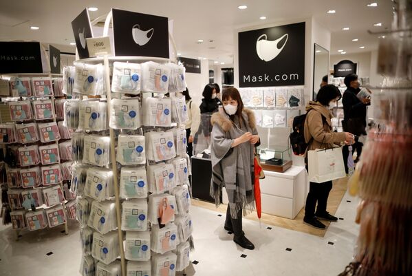 Покупатели в магазине масок в Токио - Sputnik Moldova