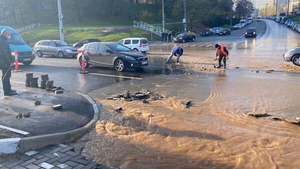 Inundații pe strada Albișoara din Capitală - Sputnik Moldova