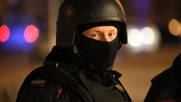 Сотрудник полиции у здания ФСБ на Лубянской площади в Москве, где произошла стрельба - Sputnik Moldova
