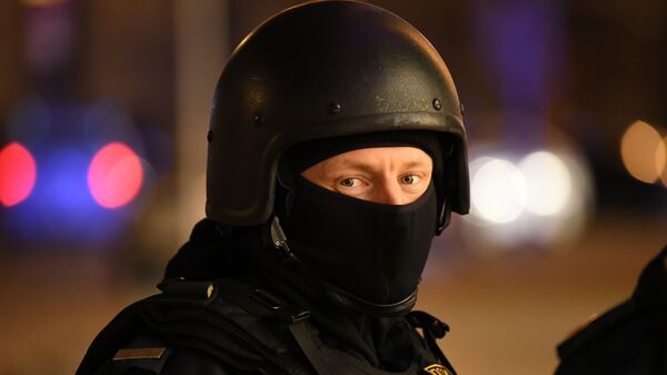 Сотрудник полиции у здания ФСБ на Лубянской площади в Москве, где произошла стрельба - Sputnik Moldova-România