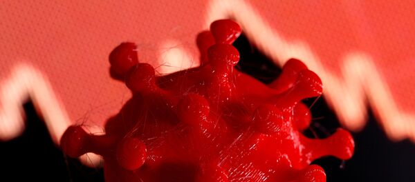 Напечатанная на 3D-принтере модель коронавируса видна перед графиком акций на этой иллюстрации - Sputnik Молдова