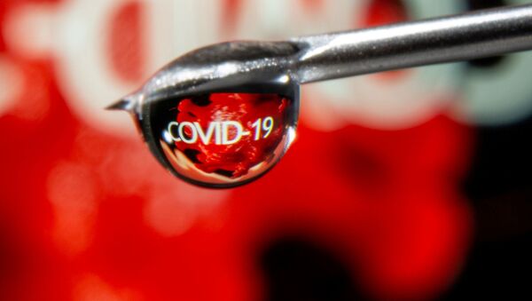 Слово «COVID-19» отражено в капле на игле шприца - Sputnik Молдова