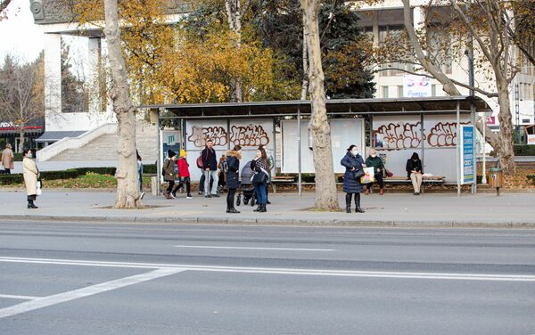 Purtarea măștilor în locurile publice deschise din Chișinău: Unii  poartă, alții nu - Sputnik Moldova