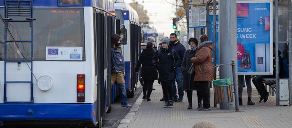 Purtarea măștilor în locurile publice deschise din Chișinău: Unii  poartă, alții nu - Sputnik Moldova