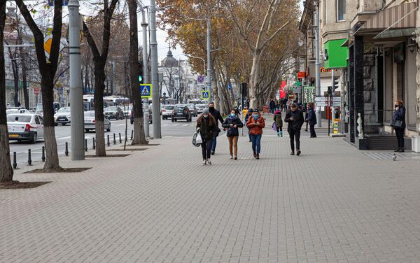 Purtarea măștilor în locurile publice deschise din Chișinău: Unii  poartă, alții nu - Sputnik Moldova