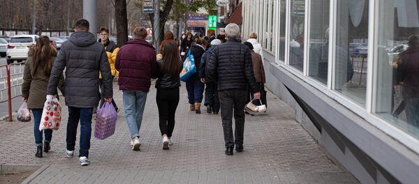 Purtarea măștilor în locurile publice deschise din Chișinău: Unii  poartă, alții nu  - Sputnik Moldova