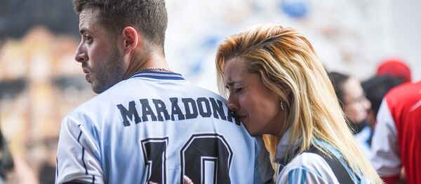 Болельщики во время скорби по Диего Марадоне в Аргентине Болельщики во время скорби по Диего Марадоне в Аргентине - Sputnik Moldova-România
