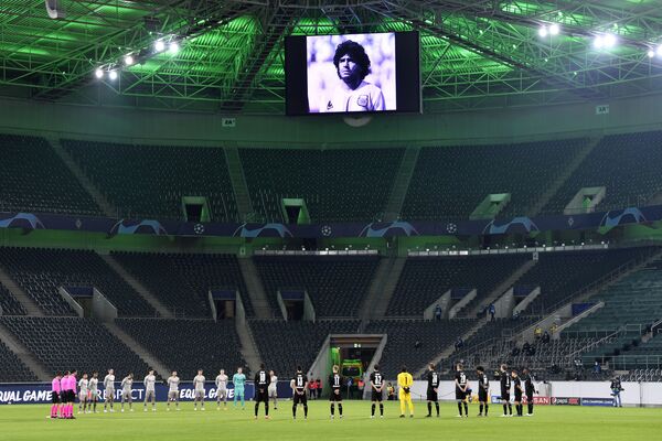 Минута молчания в знак скорби по Диего Марадоне на футбольном матче в Германии   - Sputnik Moldova-România