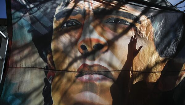 Баннер с изображением Диего Марадоны у больницы в Аргентине - Sputnik Молдова