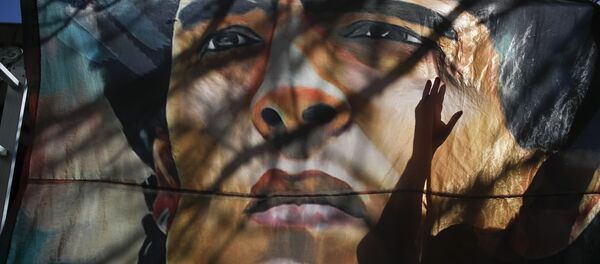 Баннер с изображением Диего Марадоны у больницы в Аргентине Баннер с изображением Диего Марадоны у больницы в Аргентине - Sputnik Молдова