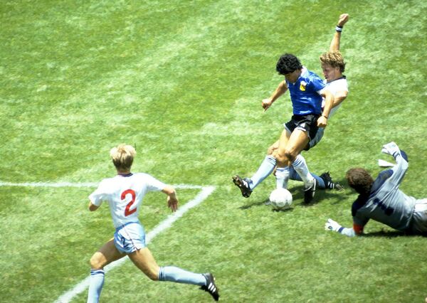 Fotbalistul argentinian Diego Maradona, în timpul meciului cu selecționata Angliei, în cadrul sferturilor de finală a Campionatului Mondial din 1986 - Sputnik Moldova-România