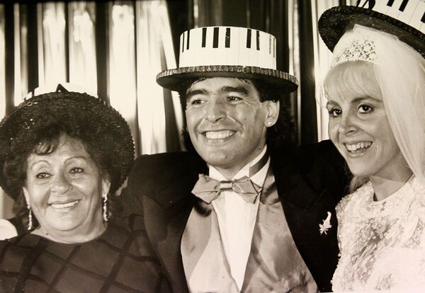 Fotbalistul argentinian Diego Maradona împreună cu soția Claudia și mama la nuntă, anul 1986 - Sputnik Moldova-România