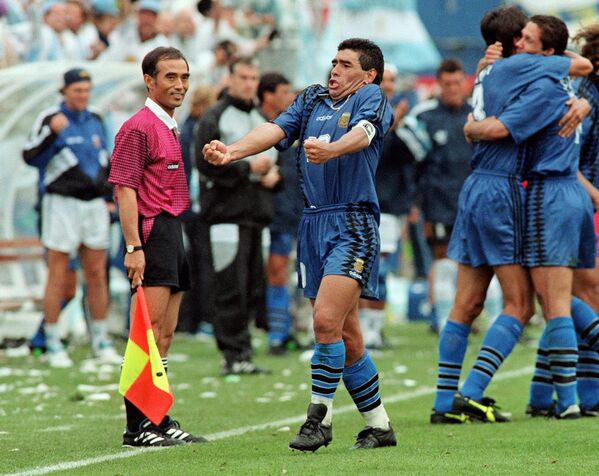  Капитан сборной Аргентины по футболу Диего Марадона празднует забитый гол в матче с Грецией на чемпионате мира в 1994 году - Sputnik Moldova-România