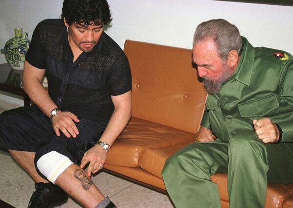 Legenda fotbalului Diego Maradona și președintele cubanez Fidel Castro întâlnindu-se în Cuba, 2001 - Sputnik Moldova-România