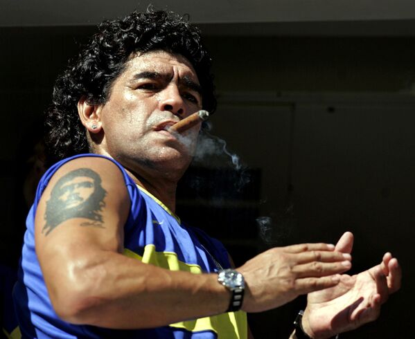 Legenda fotbalului Diego Maradona cu un trabuc cubanez și tatuaj Che Guevara, 2006 - Sputnik Moldova-România