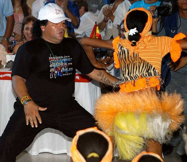 Legenda fotbalului Diego Maradona dansează la petrecerea de retragere pentru fotbalistul columbian Carlos Valderrama, 2004 - Sputnik Moldova-România