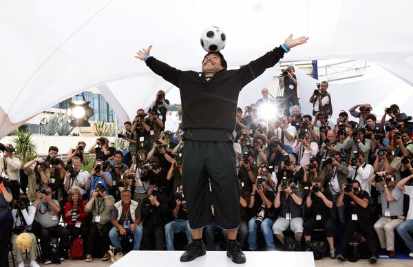 Легенда футбола Диего Марадона позирует во время презентации документального фильма о себе в Каннах, 2008 год - Sputnik Moldova-România