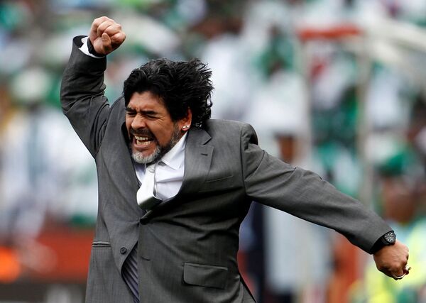Antrenorul de fotbal Diego Maradona sărbătorește golul echipei sale împotriva Nigeriei la Cupa Mondială din 2010 - Sputnik Moldova-România